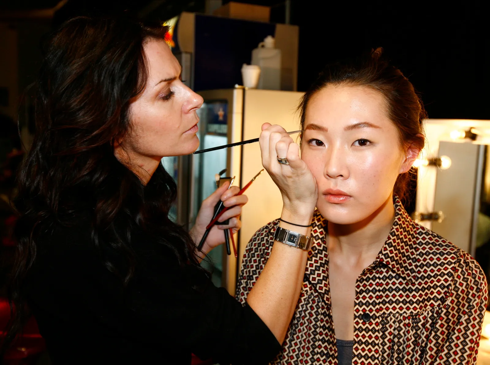 Alma Quiroga trabajando con su kit de maquillaje