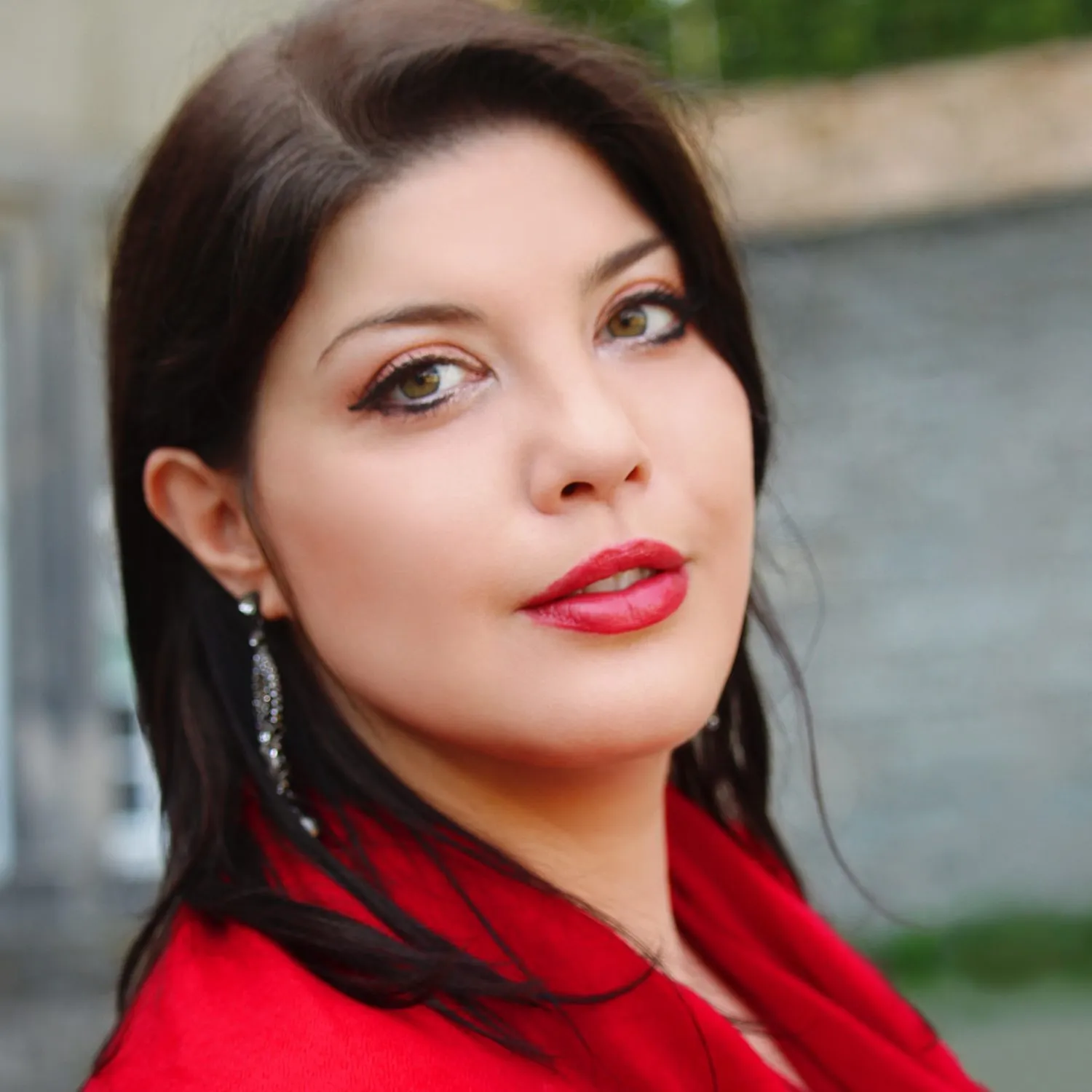 Retrato de gala con labios rojos